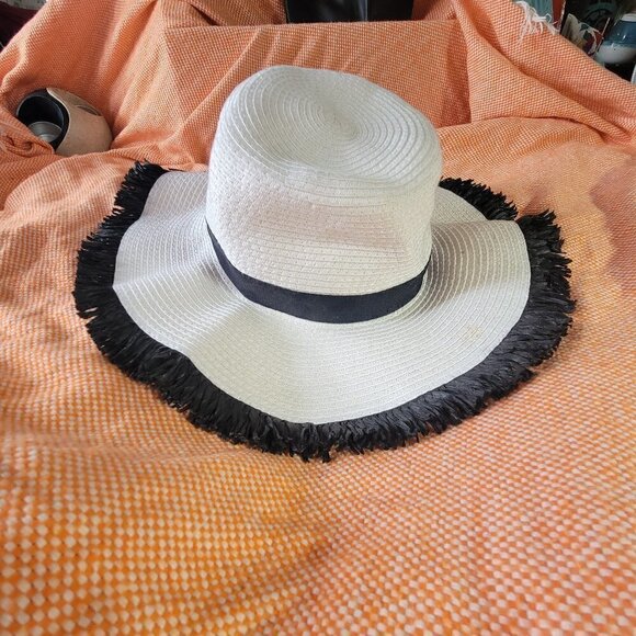 Black And White Beach Sun Style Spring / Summer Hat Size S-M - Picture 1 of 7